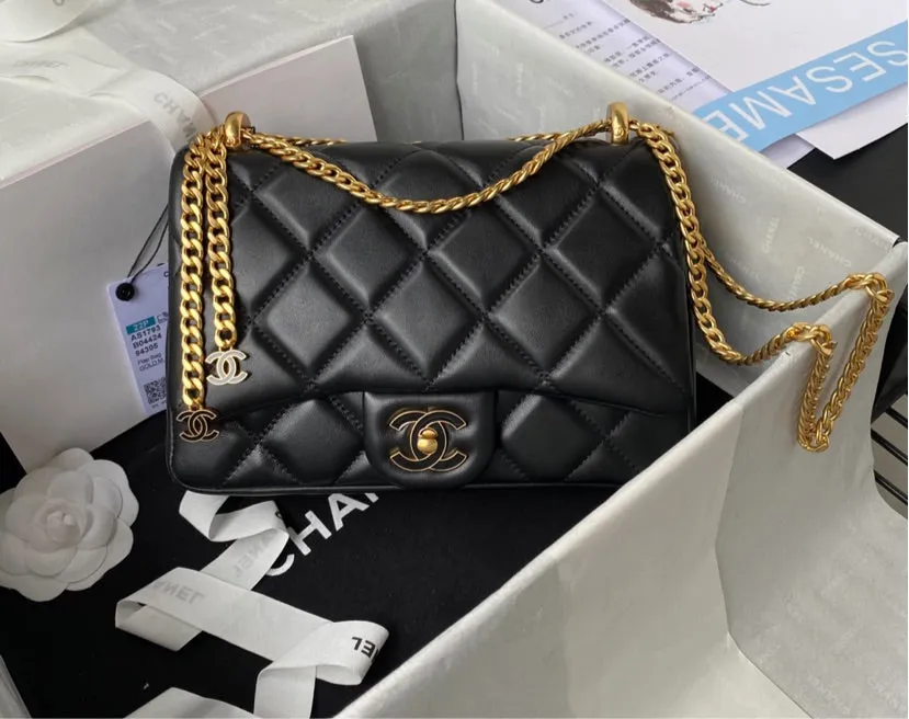 Black/gold Chanel woman handbag