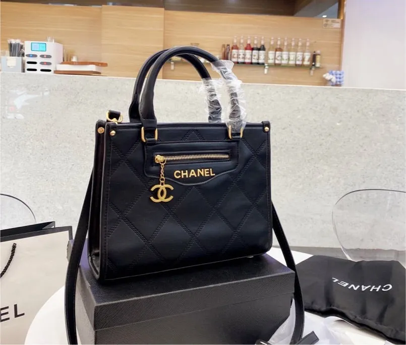 Chanel woman shoulder handbag