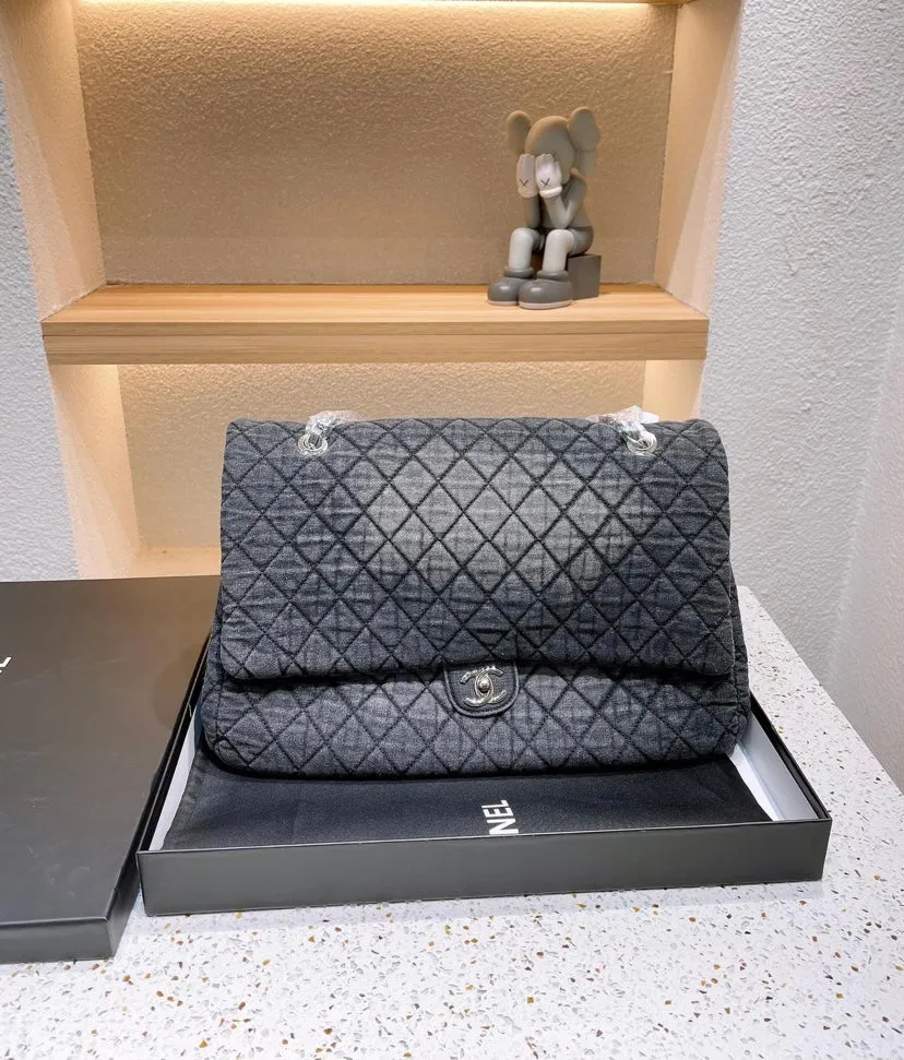 Large Chanel woman Handbag